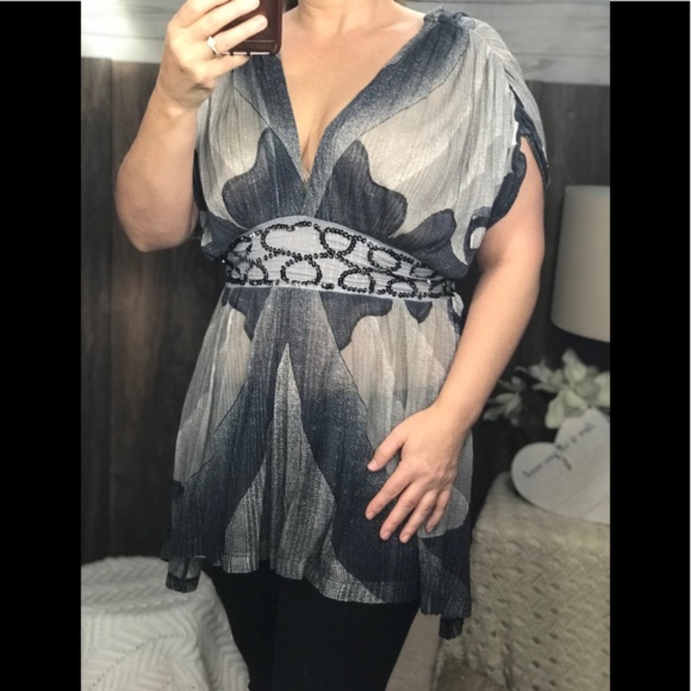 Free people kimono top, grey with beading at waist. Size small - Picture 10 of 10